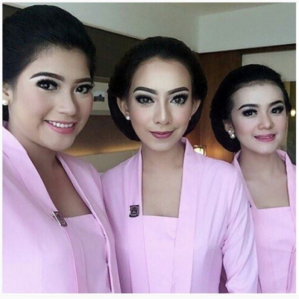 15 Foto Yang Buktikan Bahwa Paduan Kebaya Dan Sanggul Tradisional Selalu Juara
