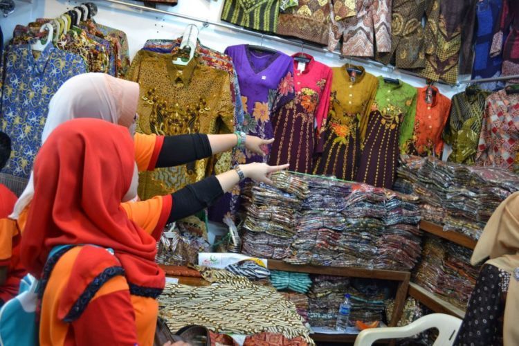 mereka bakal lebih tertarik sama kain dibanding sama budaya
