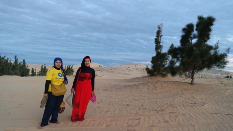 satu lagi, sebenernya baju sama tempat traveling sering ngak matching