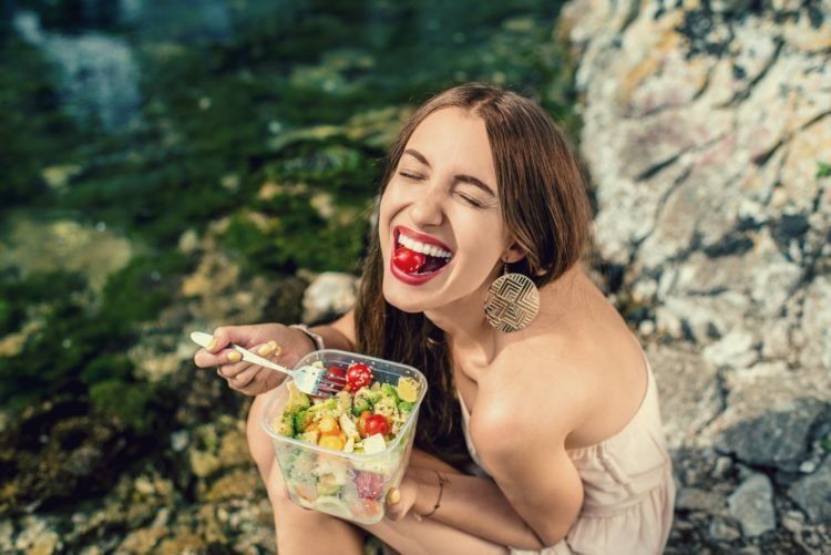 makan salad sayuran