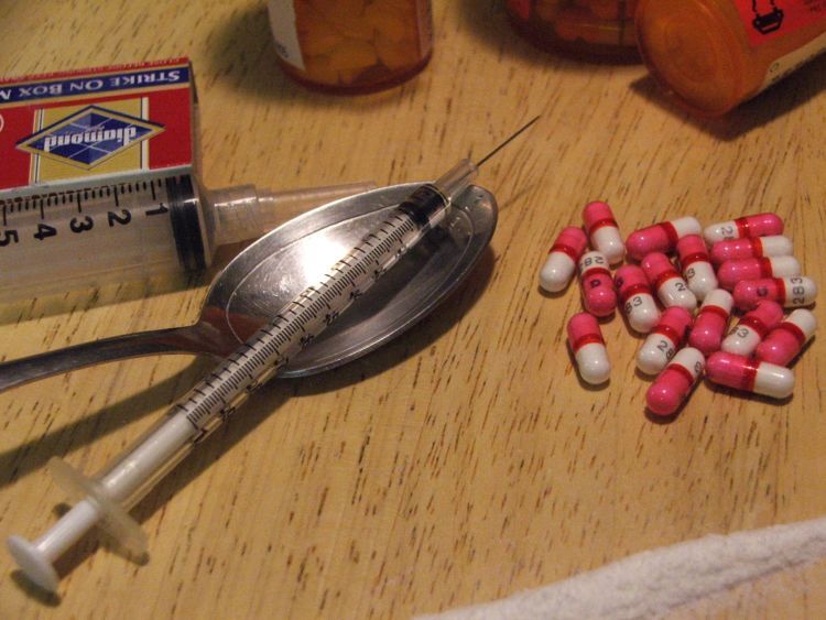 obat-obatan bekas termasuk alat suntik