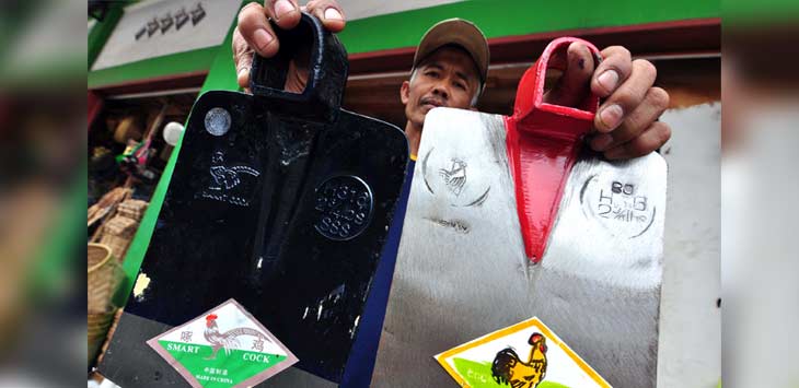 Cangkul impor Tiongkok dan cangkul lokal.