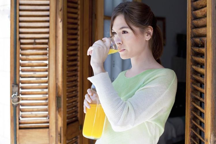 minum jus buah segar