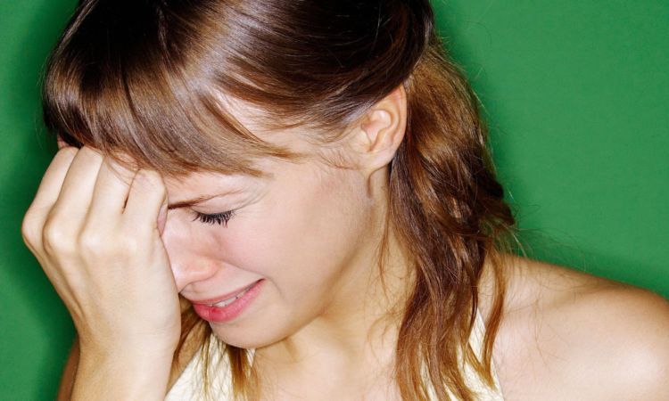 mengeluarkan kotoran hidung juga