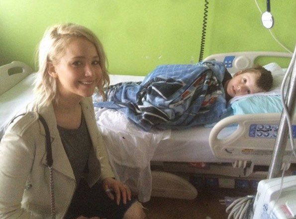 Jennifer Lawrence katanya dulu pingin banget jadi perawat.