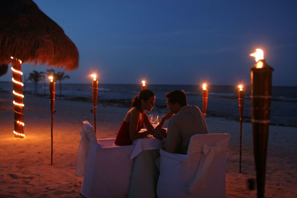 Plis, putar lagu romantis yang kamu paham liriknya aja, ya.