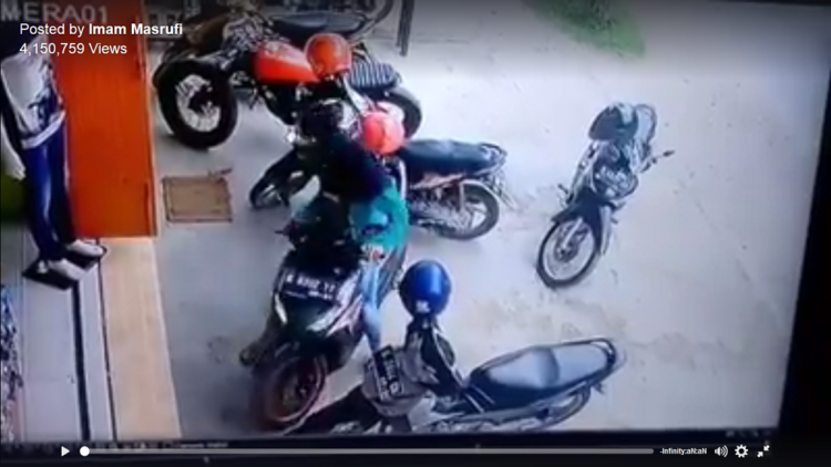 Cewek ngeluarin motor dari parkiran