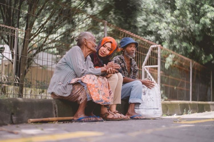 Dia juga bercerita lewat terapibersyukur.com