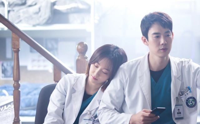 Yoo Yeon Seok dalam Romantic Dr. Kim