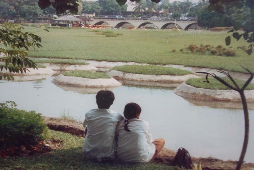"Lihat deh ikan kuning yang lagi ngapung itu, Neng. Pasti lembek."