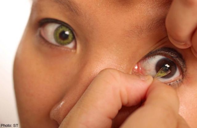 Mata Terserang Bakteri Ganas Akibat Ceroboh Pakai Softlens. Please