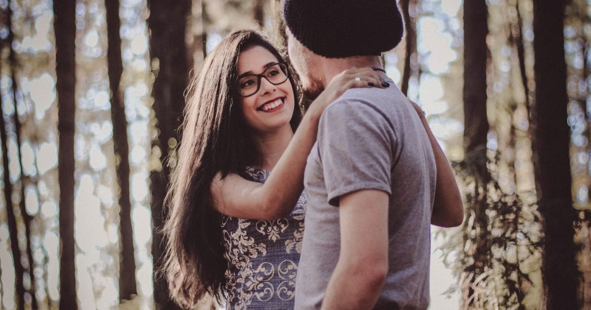 5 Sikap Manja ke Suami Ini Perlu Kamu Lakukan. Tak Harus 