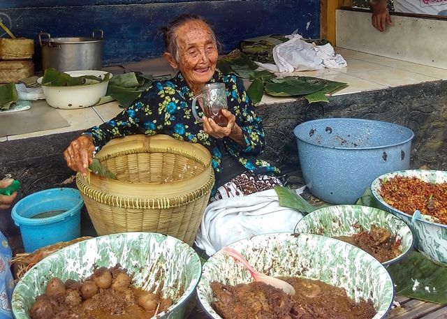 Salah satu mbah penjual gudeg di Jogja