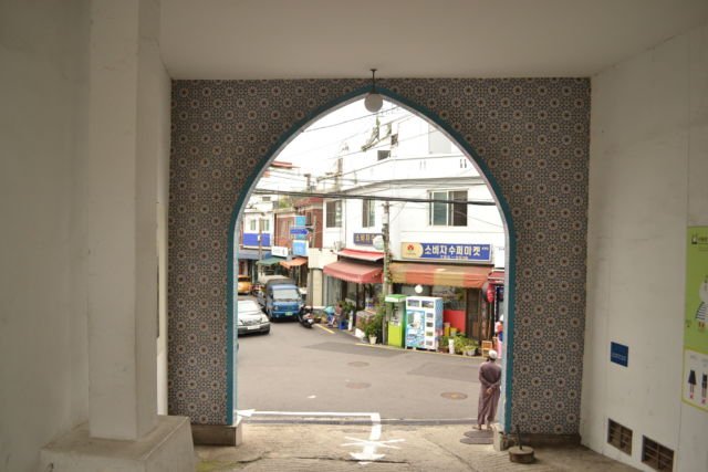 Pintu masuk Masjid AllahuAkbar