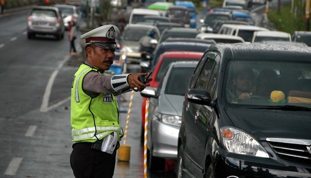 Polisi mengatur lalu lintas