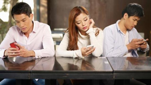 Asyik dengan Smartphone