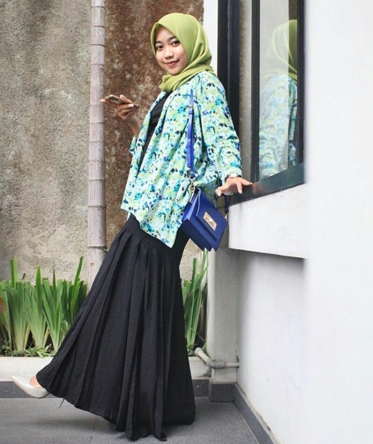 12 Inspirasi Rok Rempel Untukmu yang Berhijab. Inilah Kunci Tampil ...