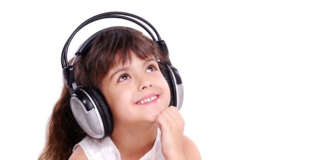 Anak perempuan mendengarkan musik