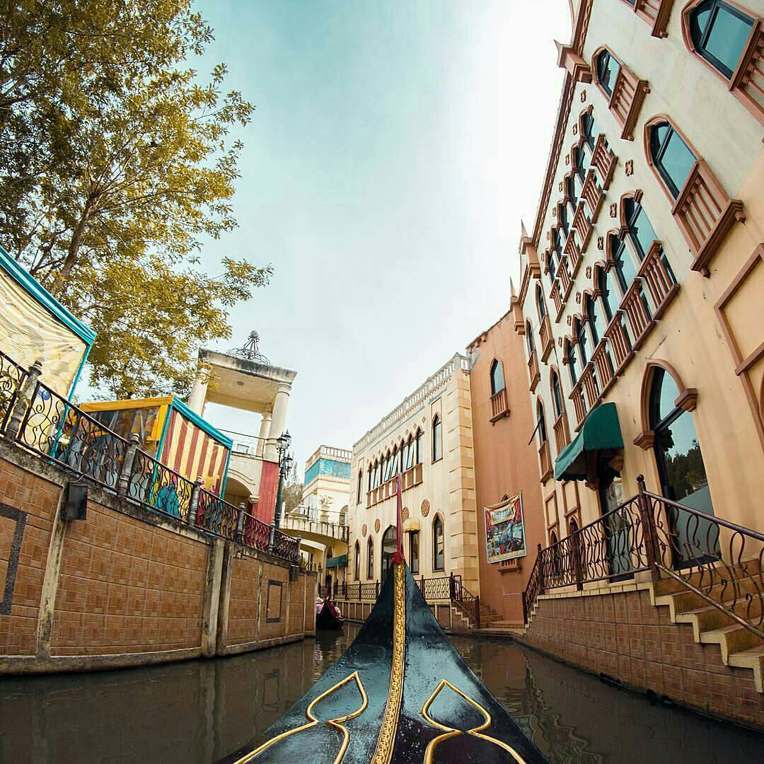 Little Venice Kota Bunga: Mendayung Gondola Menyusuri Kanal-Kanal Cantik Seperti di Venesia di Jantung Jawa Barat