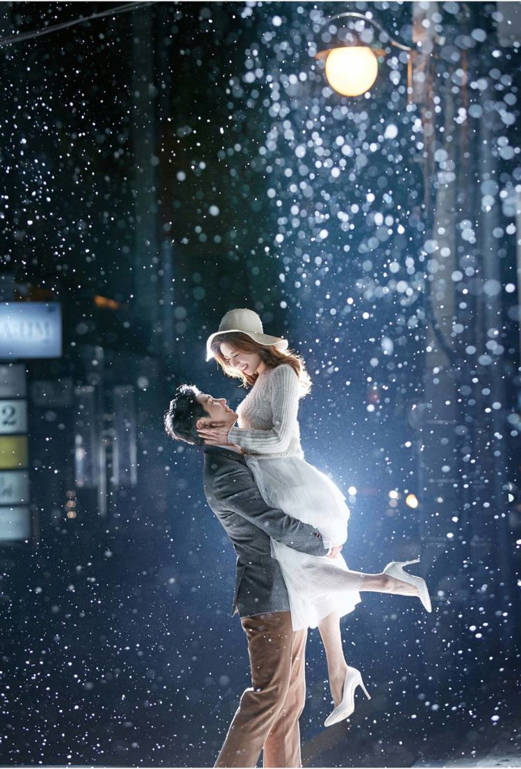 18 Inspirasi Foto Prewedding Romatis Saat Hujan. Basah