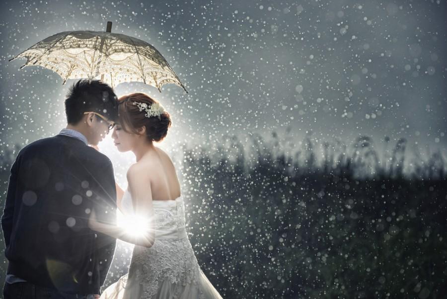 18 Inspirasi Foto Prewedding Romatis Saat Hujan. Basah