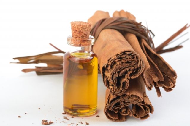 • Minyak kayu manis murni dan peppermint sangat efektif dalam membuat bibirmu tampak lebih berisi dan lebih cerah. Jika kamu tidak alergi terhadap bahan ini, kamu bisa menambahkan beberapa tetesnya ke lip balm atau lip glossmu.