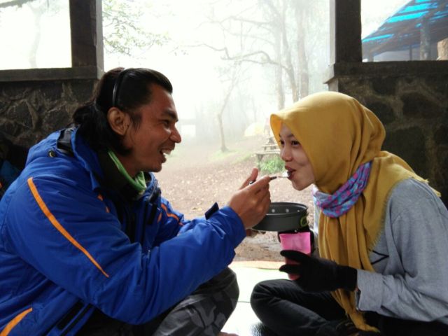 Apalagi kalo makanya bareng si "Dia"