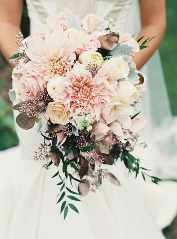 https://cdn-image.hipwee.com/wp-content/uploads/2018/01/hipwee-c0eefd3d6474b9269ed3b5d6f0673285-winter-wedding-bouquets-bouquet-wedding.jpg