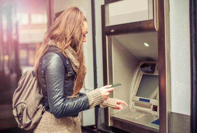 menggunakan atm