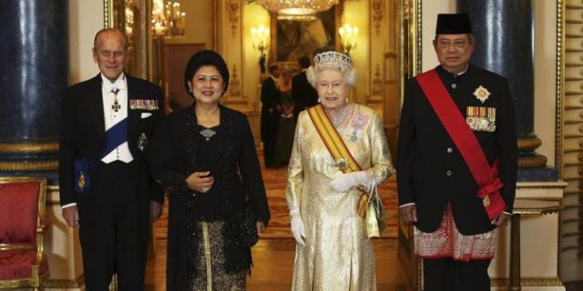 (dari kiri ke kanan) Pangeran Phillip, Ibu Negara Ani Yudhoyono, Sri Ratu Elizabeth II, dan Presiden ke-6 SBY, setelah penganugerahan gelar "Order of the Bath" untuk Presiden ke-6 SBY, tampak berfoto bersama di salah satu ruangan di Istana Buckingham yang begitu mewah, sesaat sebelum acara jamuan kenegaraan dimulai
