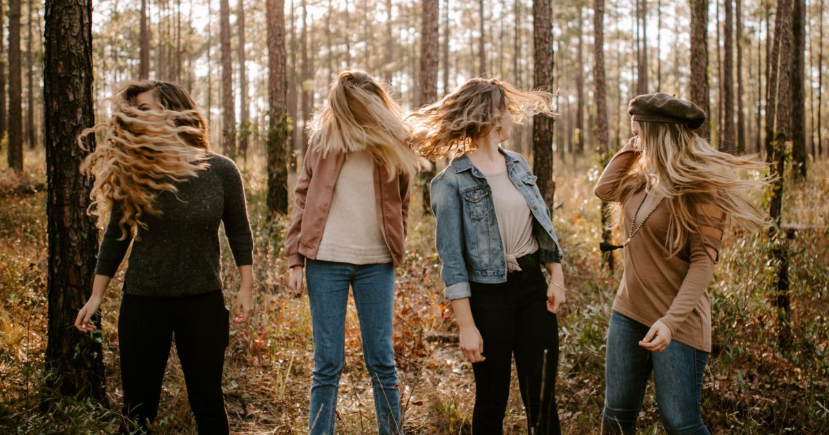 Daripada Cuma Nongkrong Sambil Bergosip 5 Hal Positif Ini Bisa Kamu Lakukan Bersama Gengmu Daripada Cuma Nongkrong Sambil Bergosip 5 Hal Positif Ini Bisa Kamu Lakukan Bersama Gengmu