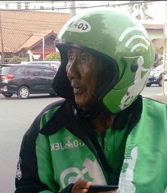 " Salut sama bapak yang satu ini, tetap semangat kerja"