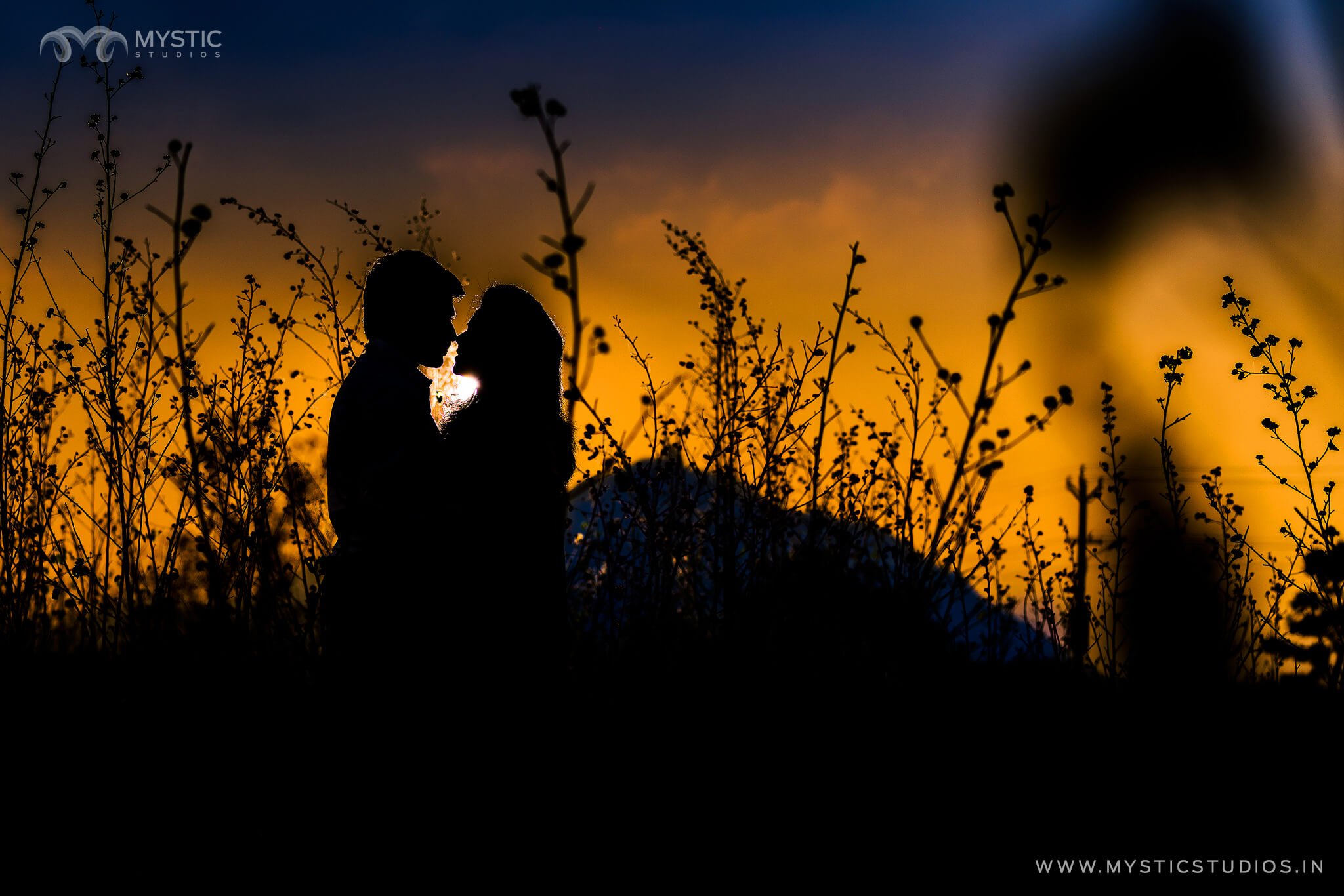 12 Ide PreWedding Berkonsep Siluet yang Unik dan Dramatis