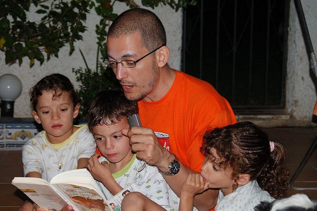 mendongeng dengan teknik "Read Aloud"