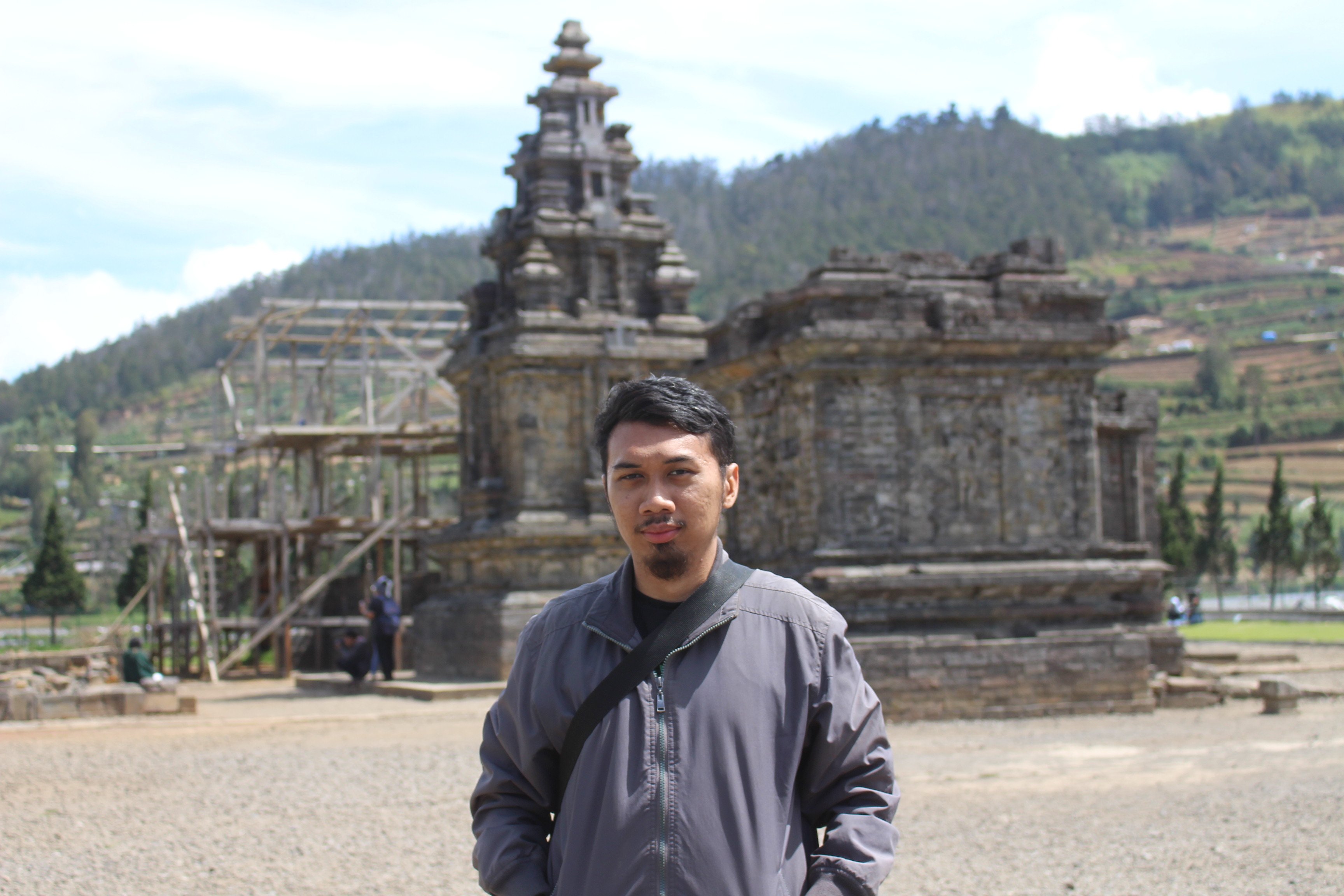 Pengabdi Negara atau Pengabdi Jimat?