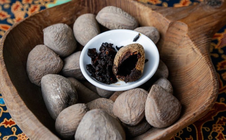 8 Bahan Pewarna Hitam Alami yang Dipakai untuk Bikin Es Krim Hingga Piza