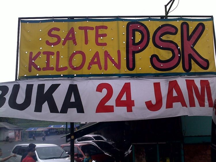 12 Spanduk Jualan yang Bikin Pikiran Kotor Terpanggil