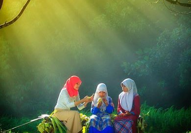 Membuat anyaman ketupat