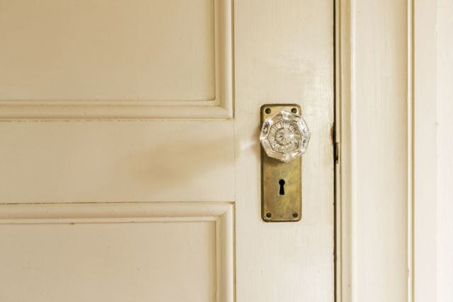 Mengganti Pegangan atau Kenop Pintu di Rumah