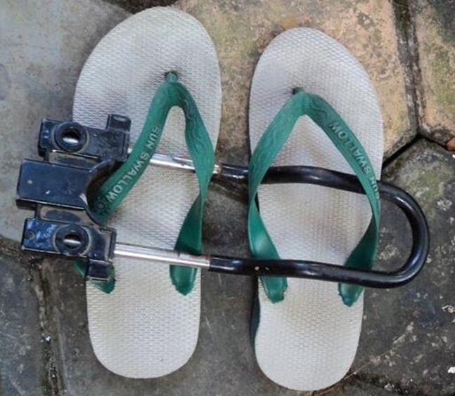 10 Cara Kocak Tandai Sandal Jepit Biar Nggak Hilang. Nggak