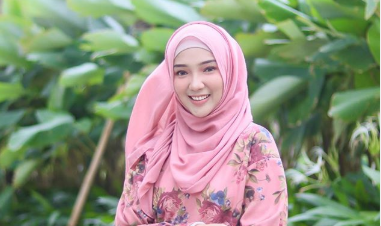 5 Trik Memadukan Hijab Pink Ala Ayu Indriati Biar Sisi Dewasamu Nggak