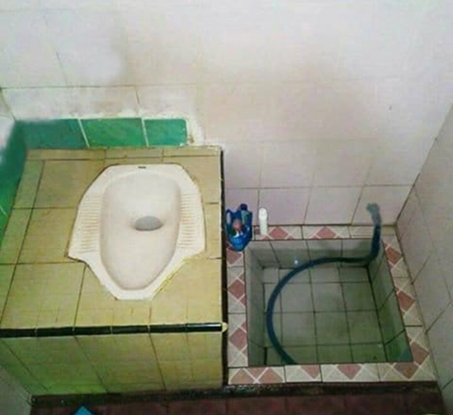10 Potret Toilet Paling Aneh di Indonesia. Posisi dan Bentuk Klosetnya