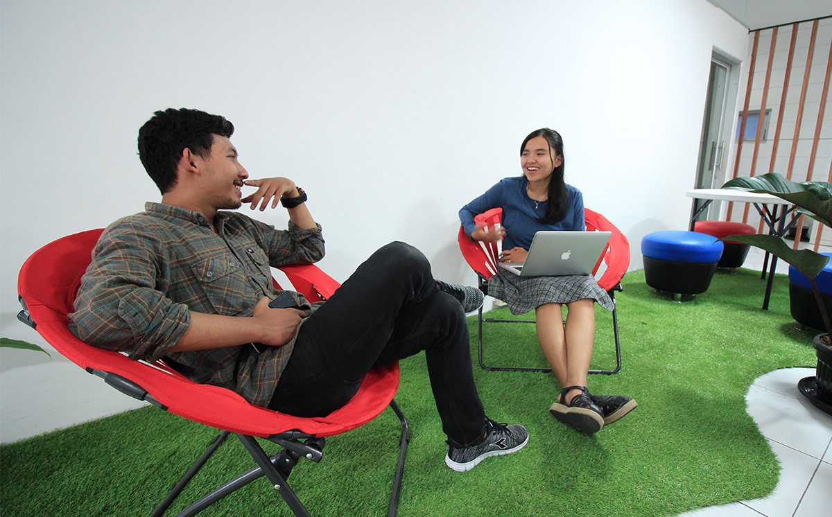 Freelancer Bekerja di Kafe Sebagai Coworking Space