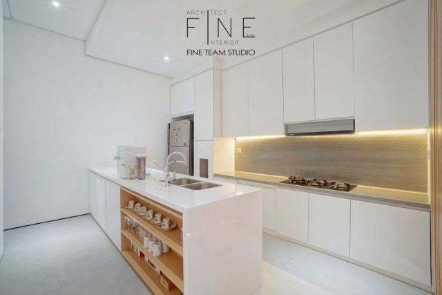 Dapur dengan meja multifungsi dan lemari seragam di Bandengan Residence, Karya: Fine Team Studio