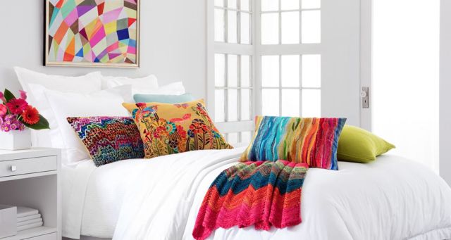 Sentuhan baru dengan sarung bantal warna-warni