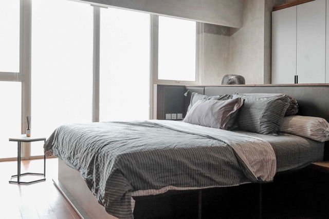Desain interior maskulin VH Pondok Indah Residence di Jakarta karya FIANO