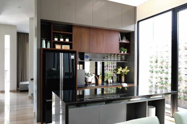 Desain interior maskulin LV Residence di Surabaya karya EquiL Interior