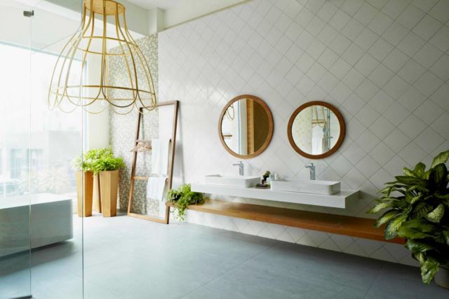 Kamar mandi dengan material alam Toto Toja di Jakarta karya AlvinT Studio