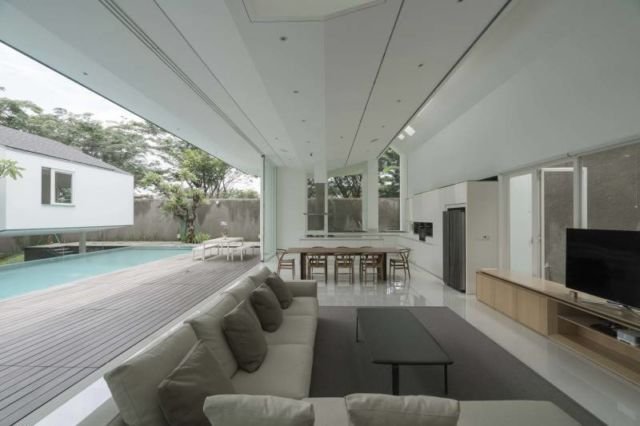 Ruang keluarga monokrom dengan sentuhan abu-abu di IS House karya Antony Liu + Ferry Ridwan / Studio Tonton