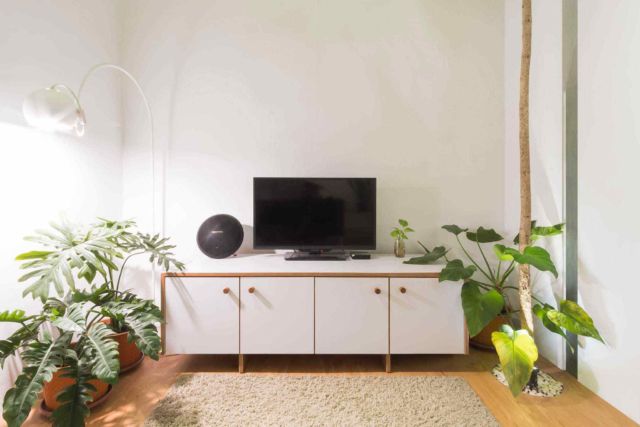 Paduan warna putih dan karpet bertekstur di Mo House karya DFORM